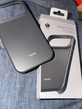 Beats by Dre iPhone 17 Pro Grey Protective Case